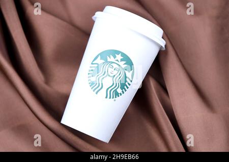 CHARKOW, UKRAINE - 15. MÄRZ 2021: Starbucks Tasse mit grünem Logo. Die Starbucks Corporation ist eine multinationale Kette von Kaffeehäusern und Röstereien Stockfoto