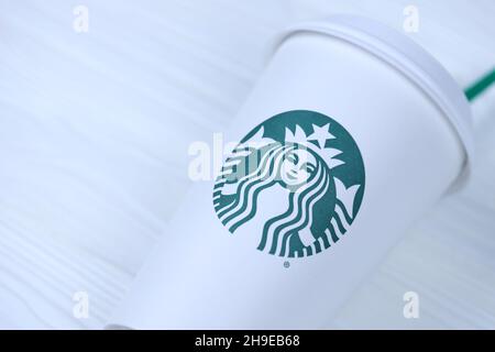 CHARKOW, UKRAINE - 15. MÄRZ 2021: Starbucks Tasse mit grünem Logo. Die Starbucks Corporation ist eine multinationale Kette von Kaffeehäusern und Röstereien Stockfoto