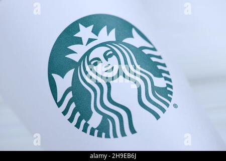 CHARKOW, UKRAINE - 15. MÄRZ 2021: Starbucks Tasse mit grünem Logo. Die Starbucks Corporation ist eine multinationale Kette von Kaffeehäusern und Röstereien Stockfoto