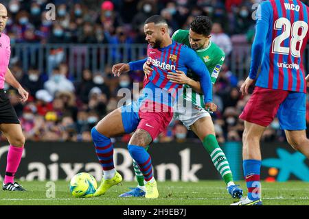 Marc Bartra von Real Betis im Einsatz mit Memphis Depay vom FC Barcelona während des Liga-Spiels zwischen dem FC Barcelona und Real Betis im Camp Nou in Barcelona, Spanien. Stockfoto