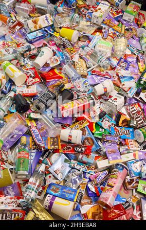 CHARKOW, UKRAINE - 10. AUGUST 2021: Großer Stapel verschiedener Verpackungen und leerer Einwegverpackungen und Becher aus der berühmten Markenproduktion von Lebensmitteln und Getränken Stockfoto