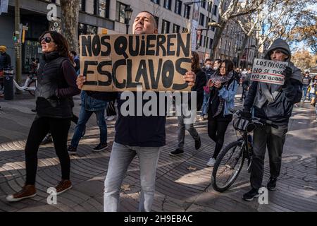 Barcelona, Spanien. 06th Dez 2021. Anti-Impfstoff- und Anti-Covid-Pass-Demonstranten halten während der Demonstration Plakate bereit.rund 200 Menschen, die sich gegen die Gesundheitsmaßnahmen gegen die Covid-Pandemie wehren, haben im Zentrum von Barcelona demonstriert, dass sie die Covid-Impfung und den Pass ablehnen, weil sie Opfer sozialer Manipulation sind. (Foto von Paco Freire/SOPA Images/Sipa USA) Quelle: SIPA USA/Alamy Live News Stockfoto