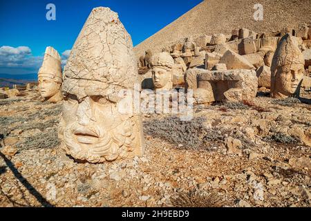 Alte Statuen auf dem Nemrut Berg in Adiyaman, Türkei. Das UNESCO-Weltkulturerbe. Grab des Königs Antiochus von Commagene. Stockfoto