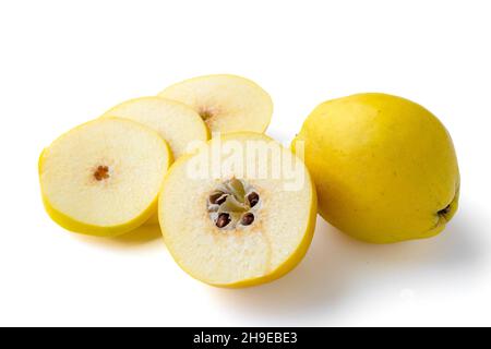 Frische Quitten-Früchte mit halben und Scheiben isoliert auf weißem Hintergrund Stockfoto
