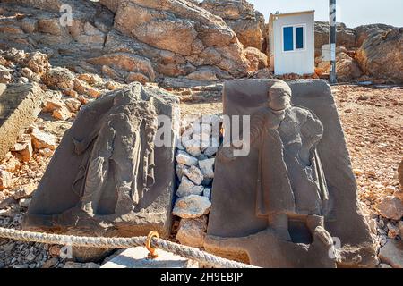 Alte Statuen auf dem Nemrut Berg in Adiyaman, Türkei. Das UNESCO-Weltkulturerbe. Grab des Königs Antiochus von Commagene. Stockfoto