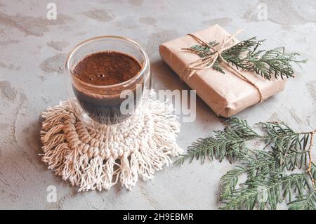 Americano Kaffee mit natürlichem Schaum. Heißer Kaffee aus doppelwandigen Glas auf grauem, betontem Hintergrund Stockfoto