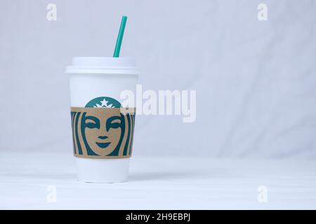 CHARKOW, UKRAINE - 15. MÄRZ 2021: Starbucks Tasse mit grünem Logo. Die Starbucks Corporation ist eine multinationale Kette von Kaffeehäusern und Röstereien Stockfoto