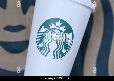 CHARKOW, UKRAINE - 15. MÄRZ 2021: Starbucks Tasse mit grünem Logo. Die Starbucks Corporation ist eine multinationale Kette von Kaffeehäusern und Röstereien Stockfoto