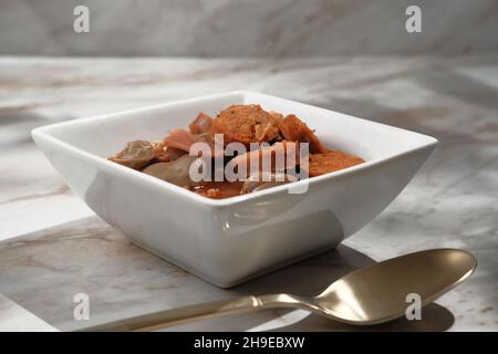 Fabada asturiana Spanischer Bohnen- und Wursteintopf Stockfoto