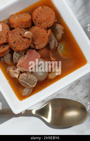 Fabada asturiana Spanischer Bohnen- und Wursteintopf Stockfoto