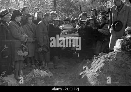 Warszawa, 1947-10-25. Pogrzeb na cmentarzu Pow¹zkowskim prezesa Zarz¹du G³ównego Zwi¹zku Zawodowego Dziennikarzy Józefa Wasowskiego. NZ. Uczestnicy uroczystoœci pogrzebowej przy grobie zmar³ego. ps/gr PAP Warschau, 25. Oktober 1947. Beerdigung des Leiters des Hauptausschusses der Journalistengewerkschaft Jozef Wasowski auf dem Friedhof von Powazki. Im Bild: Teilnehmer an der Beerdigung. ps/gr PAP Stockfoto