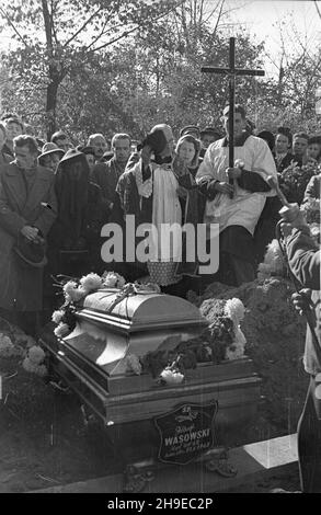 Warszawa, 1947-10-25. Pogrzeb na cmentarzu Pow¹zkowskim prezesa Zarz¹du G³ównego Zwi¹zku Zawodowego Dziennikarzy Józefa Wasowskiego. NZ. Modlitwa przed z³o¿eniem trumny do grobu. ps/gr PAP Warschau, 25. Oktober 1947. Beerdigung des Leiters des Hauptausschusses der Journalistengewerkschaft Jozef Wasowski auf dem Friedhof von Powazki. Bild: Letztes Gebet. ps/gr PAP Stockfoto