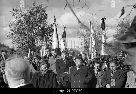 Warszawa, 1947-10-25. Pogrzeb na cmentarzu Pow¹zkowskim prezesa Zarz¹du G³ównego Zwi¹zku Zawodowego Dziennikarzy Józefa Wasowskiego. NZ. Uczestnicy uroczystoœci pogrzebowej. ps/gr PAP Warschau, 25. Oktober 1947. Beerdigung des Leiters des Hauptausschusses der Journalistengewerkschaft Jozef Wasowski auf dem Friedhof von Powazki. Im Bild: Teilnehmer an der Beerdigung. ps/gr PAP Stockfoto