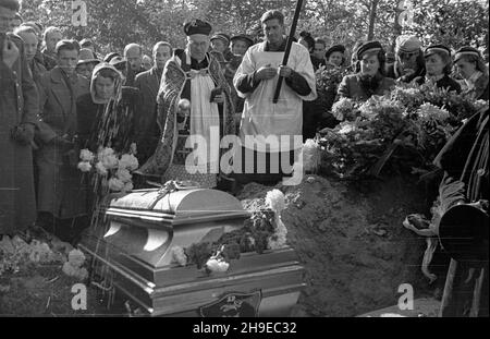 Warszawa, 1947-10-25. Pogrzeb na cmentarzu Pow¹zkowskim prezesa Zarz¹du G³ównego Zwi¹zku Zawodowego Dziennikarzy Józefa Wasowskiego. NZ. poœwiêcenie trumny przed z³o¿eniem do grobu. ps/gr PAP Warschau, 25. Oktober 1947. Beerdigung des Leiters des Hauptausschusses der Journalistengewerkschaft Jozef Wasowski auf dem Friedhof von Powazki. Im Bild: Einweihung des Sarges. ps/gr PAP Stockfoto