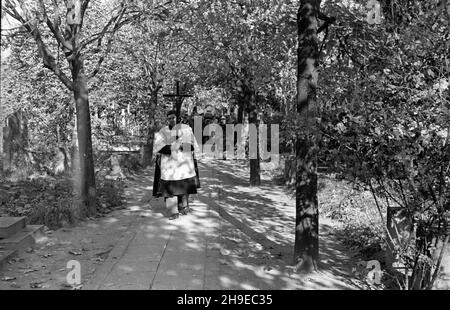 Warszawa, 1947-10-25. Pogrzeb na cmentarzu Pow¹zkowskim prezesa Zarz¹du G³ównego Zwi¹zku Zawodowego Dziennikarzy Józefa Wasowskiego. NZ. Kondukt ¿a³obny w drodze na miejsce pochówku. ps/gr PAP Warschau, 25. Oktober 1947. Beerdigung des Leiters des Hauptausschusses der Journalistengewerkschaft Jozef Wasowski auf dem Friedhof von Powazki. Im Bild: Trauerzug. ps/gr PAP Stockfoto