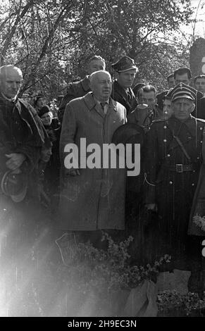 Warszawa, 1947-10-25. Pogrzeb na cmentarzu Pow¹zkowskim prezesa Zarz¹du G³ównego Zwi¹zku Zawodowego Dziennikarzy Józefa Wasowskiego. NZ. Mowa po¿egnalna nad trumn¹ zmar³ego. ps/gr PAP Warschau, 25. Oktober 1947. Beerdigung des Leiters des Hauptausschusses der Journalistengewerkschaft Jozef Wasowski auf dem Friedhof von Powazki. Im Bild: Abschiedsrede über dem Sarg. ps/gr PAP Stockfoto