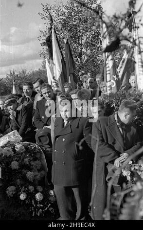 Warszawa, 1947-10-25. Pogrzeb na cmentarzu Pow¹zkowskim prezesa Zarz¹du G³ównego Zwi¹zku Zawodowego Dziennikarzy Józefa Wasowskiego. NZ. Uczestnicy uroczystoœci pogrzebowej. ps/gr PAP Warschau, 25. Oktober 1947. Beerdigung des Leiters des Hauptausschusses der Journalistengewerkschaft Jozef Wasowski auf dem Friedhof von Powazki. Im Bild: Teilnehmer an der Beerdigung. ps/gr PAP Stockfoto