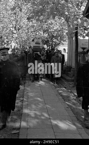 Warszawa, 1947-10-25. Pogrzeb na cmentarzu Pow¹zkowskim prezesa Zarz¹du G³ównego Zwi¹zku Zawodowego Dziennikarzy Józefa Wasowskiego. NZ. Kondukt ¿a³obny z trumn¹ w drodze na miejsce pochówku. ps/gr PAP Warschau, 25. Oktober 1947. Beerdigung des Leiters des Hauptausschusses der Journalistengewerkschaft Jozef Wasowski auf dem Friedhof von Powazki. Im Bild: Trauerzug. ps/gr PAP Stockfoto