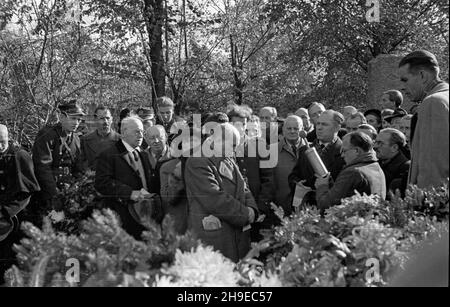 Warszawa, 1947-10-25. Pogrzeb na cmentarzu Pow¹zkowskim prezesa Zarz¹du G³ównego Zwi¹zku Zawodowego Dziennikarzy Józefa Wasowskiego. NZ. Uczestnicy uroczystoœci pogrzebowej. ps/gr PAP Warschau, 25. Oktober 1947. Beerdigung des Leiters des Hauptausschusses der Journalistengewerkschaft Jozef Wasowski auf dem Friedhof von Powazki. Im Bild: Teilnehmer an der Beerdigung. ps/gr PAP Stockfoto