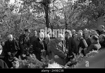 Warszawa, 1947-10-25. Pogrzeb na cmentarzu Pow¹zkowskim prezesa Zarz¹du G³ównego Zwi¹zku Zawodowego Dziennikarzy Józefa Wasowskiego. NZ. Uczestnicy uroczystoœci pogrzebowej. ps/gr PAP Warschau, 25. Oktober 1947. Beerdigung des Leiters des Hauptausschusses der Journalistengewerkschaft Jozef Wasowski auf dem Friedhof von Powazki. Im Bild: Teilnehmer an der Beerdigung. ps/gr PAP Stockfoto