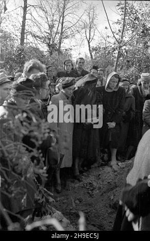 Warszawa, 1947-10-25. Pogrzeb na cmentarzu Pow¹zkowskim prezesa Zarz¹du G³ównego Zwi¹zku Zawodowego Dziennikarzy Józefa Wasowskiego. NZ. Rodzina przy grobie zmar³ego. ps/gr PAP Warschau, 25. Oktober 1947. Beerdigung des Leiters des Hauptausschusses der Journalistengewerkschaft Jozef Wasowski auf dem Friedhof von Powazki. Im Bild: Familie am Grab. ps/gr PAP Stockfoto