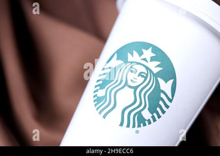CHARKOW, UKRAINE - 15. MÄRZ 2021: Starbucks Tasse mit grünem Logo. Die Starbucks Corporation ist eine multinationale Kette von Kaffeehäusern und Röstereien Stockfoto