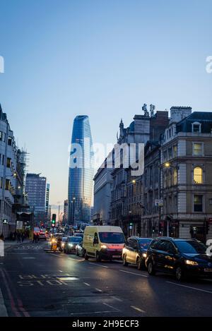 Blackfriars Road und ein Blackfriars-Gebäude, das informell als Vase oder Boomerang bekannt ist, London, England, Großbritannien Stockfoto