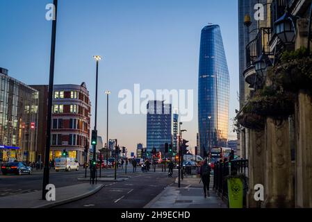 Blackfriars Bridge und ein Blackfriars-Gebäude, informell bekannt als die Vase oder der Boomerang, London, England, Großbritannien Stockfoto