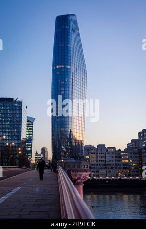 Blackfriars Bridge und ein Blackfriars-Gebäude, informell bekannt als die Vase oder der Boomerang, London, England, Großbritannien Stockfoto