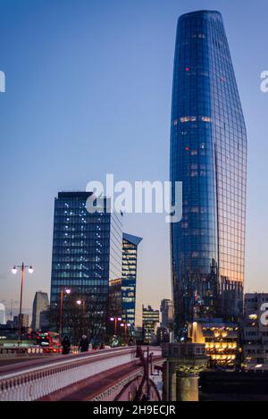 Blackfriars Bridge und ein Blackfriars-Gebäude, informell bekannt als die Vase oder der Boomerang, London, England, Großbritannien Stockfoto