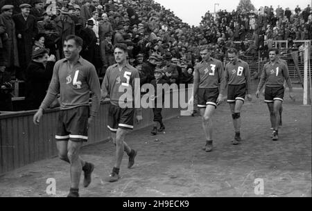 Warszawa, 1947-10-26. Mecz siatkarski Dynamo Moskwa - AZS Warszawa na Centralnym korcie Legii przy ul. Myœliwieckiej. NZ. Siatkarze Dynama wchodz¹ na boisko. ps/gr PAP Warschau, 26. Oktober 1947. Ein Dynamo Moskau - AZS Warszawa Volleyballspiel auf einem zentralen Platz des Legia-Stadions in der Mysliwiecka-Straße. Im Bild: Dynamo-Spieler, die den Platz betreten. ps/gr PAP Stockfoto