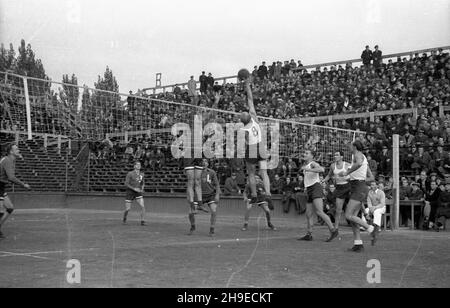 Warszawa, 1947-10-26. Mecz siatkarski Dynamo Moskwa - AZS Warszawa na Centralnym korcie Legii przy ul. Myœliwieckiej. NZ. atak Polaków Przy siatce. ps/gr PAP Warschau, 26. Oktober 1947. Ein Dynamo Moskau - AZS Warszawa Volleyballspiel auf einem zentralen Platz des Legia-Stadions in der Mysliwiecka-Straße. Im Bild: Pole greifen am Netz an. ps/gr PAP Stockfoto