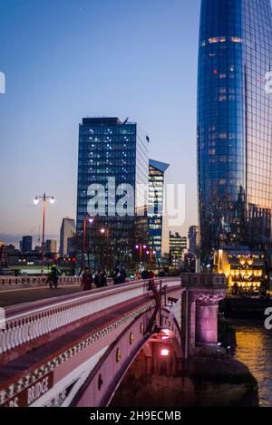 Blackfriars Bridge und ein Blackfriars-Gebäude, informell bekannt als die Vase oder der Boomerang, London, England, Großbritannien Stockfoto