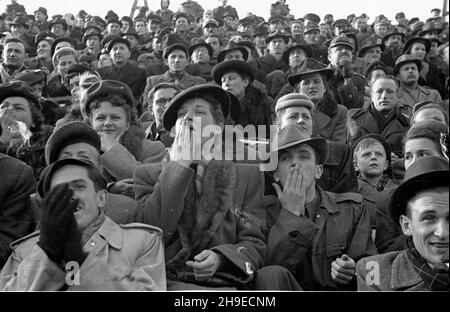 Warszawa, 1947-10-26. Mecz siatkarski Dynamo Moskwa - AZS Warszawa na Centralnym korcie Legii przy ul. Myœliwieckiej. NZ. publicznoœæ na trybunach. ps/gr PAP Warschau, 26. Oktober 1947. Ein Dynamo Moskau - AZS Warszawa Volleyballspiel auf einem zentralen Platz des Legia-Stadions in der Mysliwiecka-Straße. Im Bild: Das Publikum auf den Ständen. ps/gr PAP Stockfoto