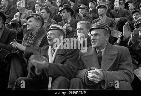 Warszawa, 1947-10-26. Mecz siatkarski Dynamo Moskwa - AZS Warszawa na Centralnym korcie Legii przy ul. Myœliwieckiej. NZ. publicznoœæ na trybunach. ps/gr PAP Warschau, 26. Oktober 1947. Ein Dynamo Moskau - AZS Warszawa Volleyballspiel auf einem zentralen Platz des Legia-Stadions in der Mysliwiecka-Straße. Im Bild: Das Publikum auf den Ständen. ps/gr PAP Stockfoto