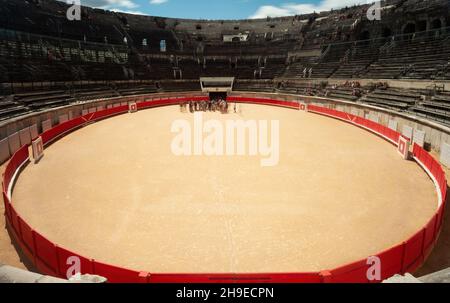 Nimes, Frankreich - 14. August 2018: Innenfoto von Nimes, Amphitheater mit verschwommenen Touristen Stockfoto