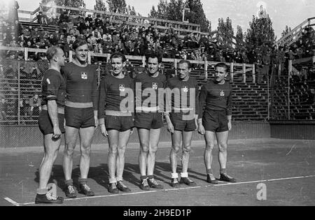 Warszawa, 1947-10-26. Mecz siatkarski Dynamo Moskwa - AZS Warszawa na Centralnym korcie Legii przy ul. Myœliwieckiej. NZ. zespó³ warszawskiego AZS-u. ps/gr PAP Warschau, 26. Oktober 1947. Ein Dynamo Moskau - AZS Warszawa Volleyballspiel auf einem zentralen Platz des Legia-Stadions in der Mysliwiecka-Straße. Im Bild: Warschaus AZS-Team. ps/gr PAP Stockfoto