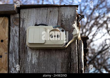 Kaputter Auslass auf einer Straßentoilette nach einem Hurrikan. Die Elemente und Zerstörung von Eigentum. Stockfoto