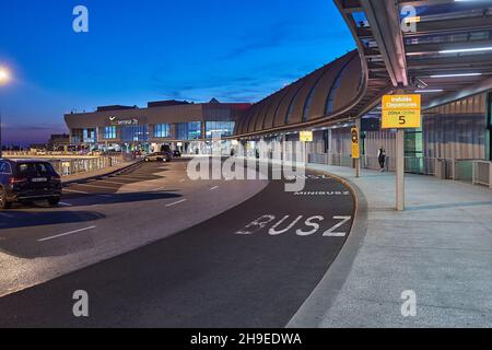 Budapest Airport Exteror am Abend Stockfoto