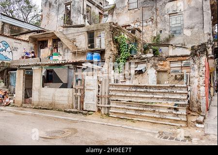 Ein heruntergekommenes Wohnhaus in der Altstadt von Havanna Vieja, Kuba ist typisch für den älteren Wohnungsbestand der Stadt. Stockfoto