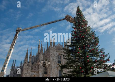 Mailand Italien 1. Dezember 2021:Arbeiter auf der Plattform beim Dekorieren des Weihnachtsbaums auf der Piazza Duomo in Mailand Stockfoto