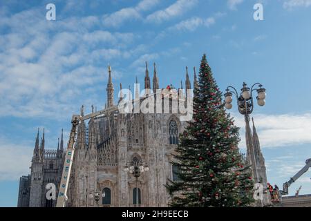 Mailand Italien 1. Dezember 2021:Arbeiter auf der Plattform beim Dekorieren des Weihnachtsbaums auf der Piazza Duomo in Mailand Stockfoto