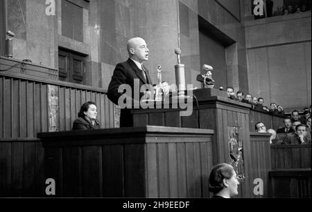 Warszawa, 1947-10-29. Posiedzenie Sejmu. NZ. premier Józef Cyrankiewicz wyg³asza Expose. ps/gr PAP Warschau, 29. Oktober 1947. Der Sejm im Sitzen. Im Bild: Premierminister Jozef Cyrankiewicz gibt eine politische Erklärung ab. ps/gr PAP Stockfoto