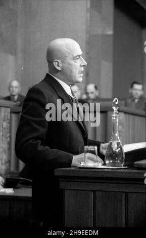 Warszawa, 1947-10-29. Posiedzenie Sejmu. NZ. premier Józef Cyrankiewicz wyg³asza Expose. ps/gr PAP Warschau, 29. Oktober 1947. Der Sejm im Sitzen. Im Bild: Premierminister Jozef Cyrankiewicz gibt eine politische Erklärung ab. ps/gr PAP Stockfoto