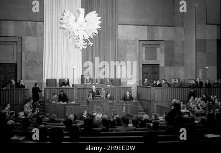 Warszawa, 1947-10-29. Posiedzenie Sejmu. NZ. premier Józef Cyrankiewicz wyg³asza Expose. ps/gr PAP Warschau, 29. Oktober 1947. Der Sejm im Sitzen. Im Bild: Premierminister Jozef Cyrankiewicz gibt eine politische Erklärung ab. ps/gr PAP Stockfoto