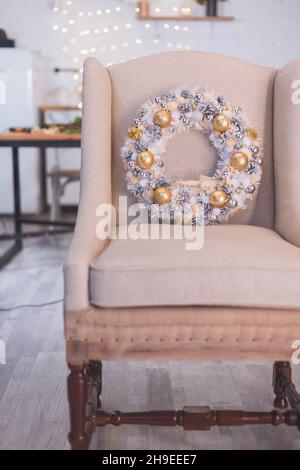 Sessel mit weißem Weihnachtskranz Stockfoto