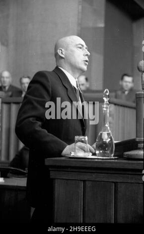 Warszawa, 1947-10-29. Posiedzenie Sejmu. NZ. premier Józef Cyrankiewicz wyg³asza Expose. ps/gr PAP Warschau, 29. Oktober 1947. Der Sejm im Sitzen. Im Bild: Premierminister Jozef Cyrankiewicz gibt eine politische Erklärung ab. ps/gr PAP Stockfoto