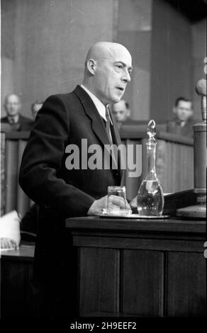 Warszawa, 1947-10-29. Posiedzenie Sejmu. NZ. premier Józef Cyrankiewicz wyg³asza Expose. ps/gr PAP Warschau, 29. Oktober 1947. Der Sejm im Sitzen. Im Bild: Premierminister Jozef Cyrankiewicz gibt eine politische Erklärung ab. ps/gr PAP Stockfoto