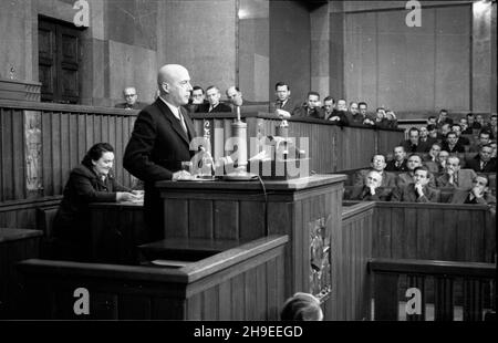 Warszawa, 1947-10-29. Posiedzenie Sejmu. NZ. premier Józef Cyrankiewicz wyg³asza Expose. ps/gr PAP Warschau, 29. Oktober 1947. Der Sejm im Sitzen. Im Bild: Premierminister Jozef Cyrankiewicz gibt eine politische Erklärung ab. ps/gr PAP Stockfoto