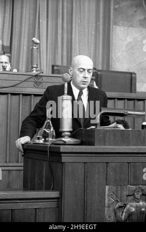 Warszawa, 1947-10-29. Posiedzenie Sejmu. NZ. premier Józef Cyrankiewicz wyg³asza Expose. ps/gr PAP Warschau, 29. Oktober 1947. Der Sejm im Sitzen. Im Bild: Premierminister Jozef Cyrankiewicz gibt eine politische Erklärung ab. ps/gr PAP Stockfoto